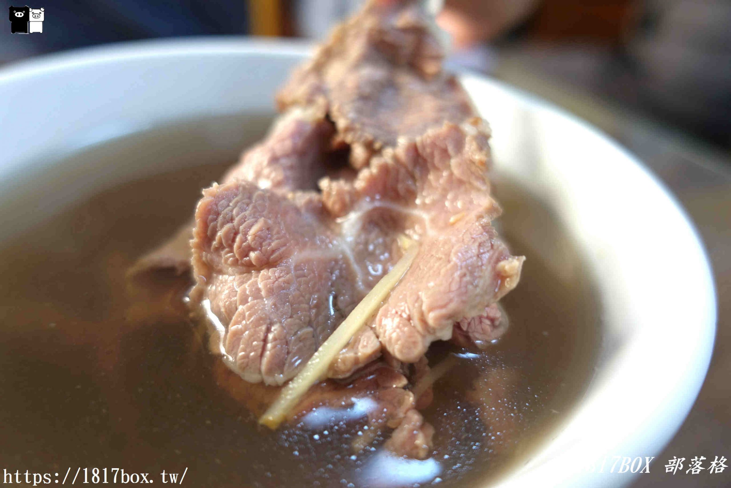 【台南。新營】黃家牛肉湯。現切溫體牛肉。點主餐附肉燥飯