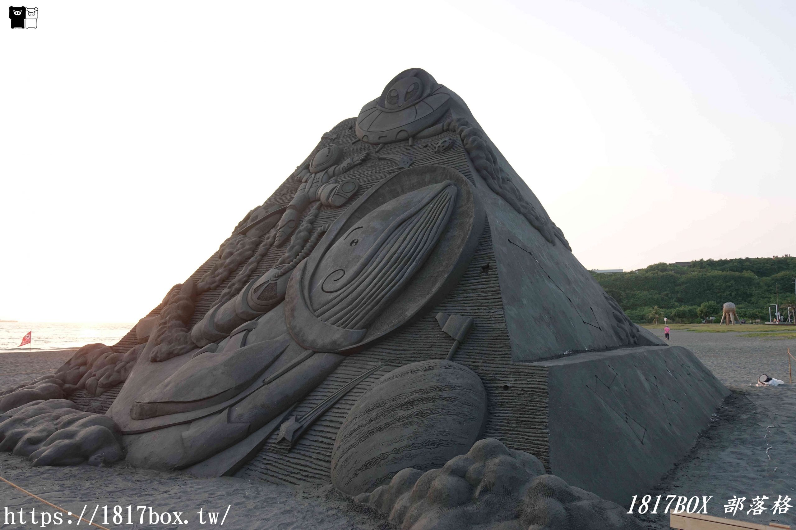 【高雄。旗津】2021旗津黑沙玩藝節。以「星沙傳奇」為主題的沙雕藝術展。打造超過6米高的「太空騎鯨」巨型主雕及12星座主題沙雕
