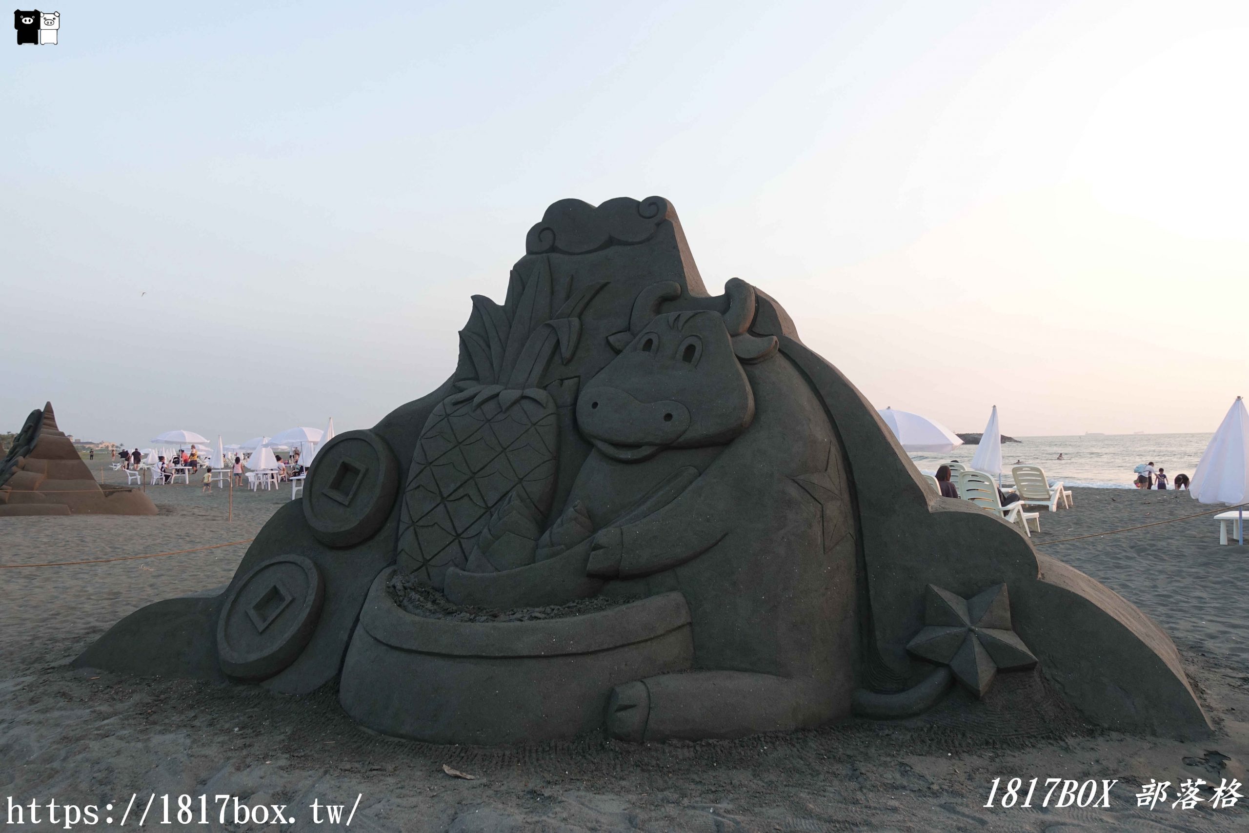 【高雄。旗津】2021旗津黑沙玩藝節。以「星沙傳奇」為主題的沙雕藝術展。打造超過6米高的「太空騎鯨」巨型主雕及12星座主題沙雕 @1817BOX部落格