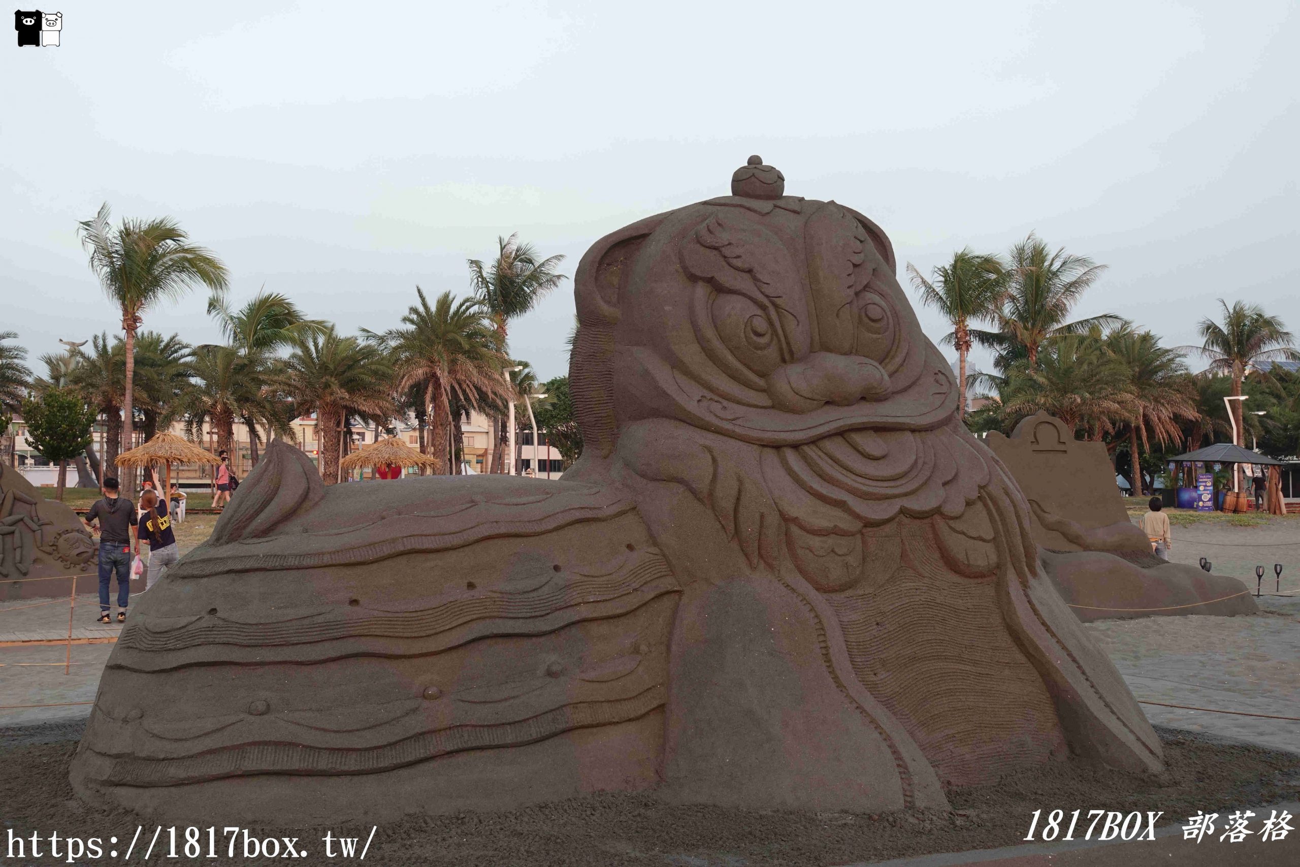 【高雄。旗津】2021旗津黑沙玩藝節。以「星沙傳奇」為主題的沙雕藝術展。打造超過6米高的「太空騎鯨」巨型主雕及12星座主題沙雕