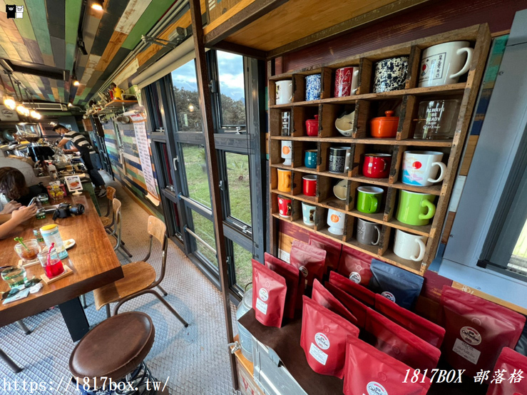【台東。東河】都蘭咖啡車廂 Coffeebox_Dulan。紅色火車開進藍天綠地。露天雅座依山面海