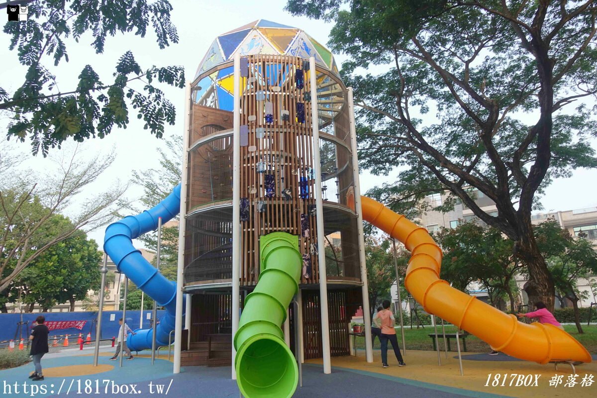 【屏東。東港】大鮪魚航海樂園－東港兒童公園。11公尺高的3座滑梯。水廁乾淨