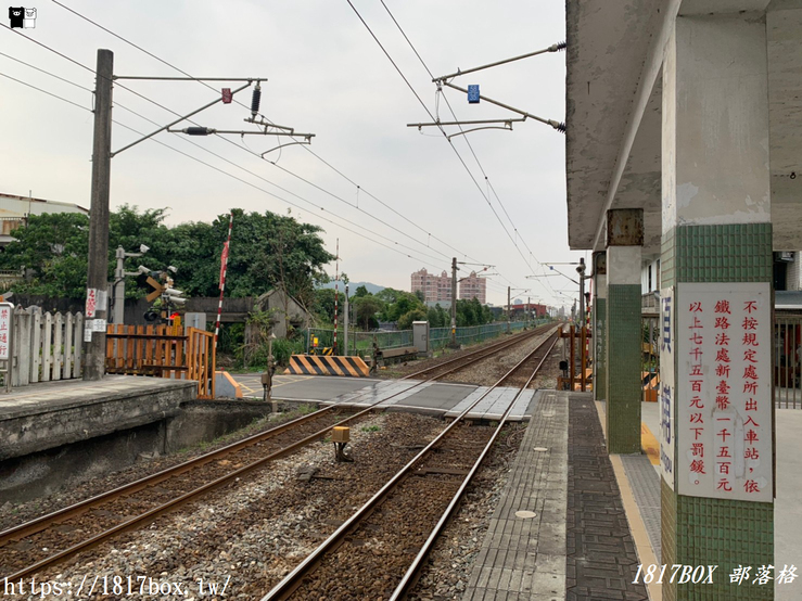 【宜蘭。頭城】頂埔火車站。招呼站。站房與鐵路呈90度