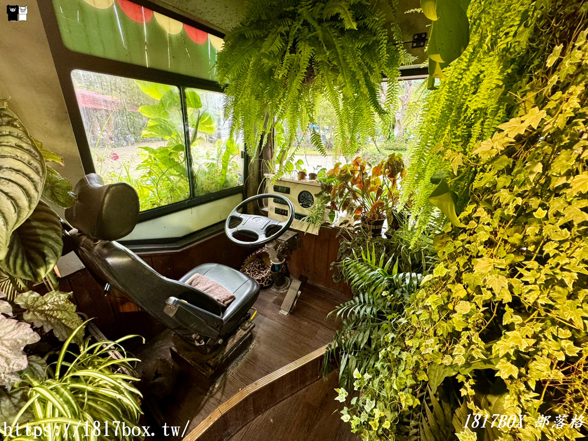 【苗栗。三義】植物系公車開進山林裡。鹿角café。森林系咖啡館。順訪不遠山莊夢幻湖