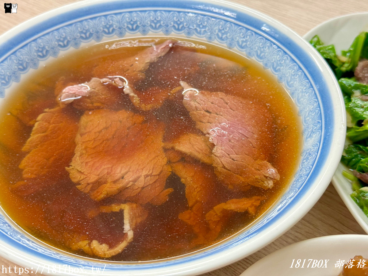 【台南。佳里】萬林牛肉湯。提供免費肉燥飯。在地人氣排隊店