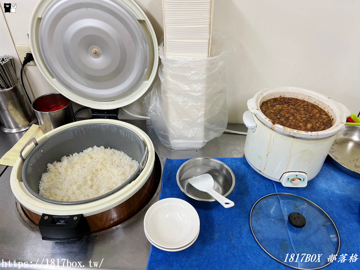 【台南。佳里】萬林牛肉湯。提供免費肉燥飯。在地人氣排隊店