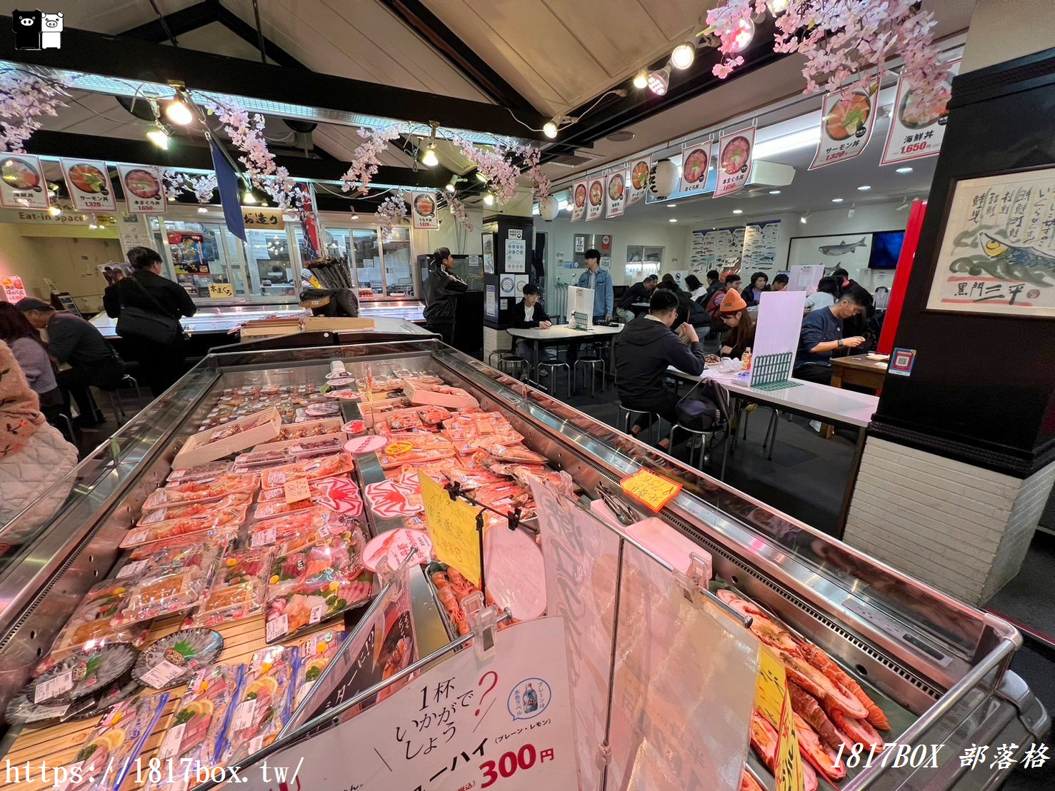 【大阪美食】黑門三平。現烤蟹腳、烤蝦、生魚片。各式各樣海鮮現選現吃