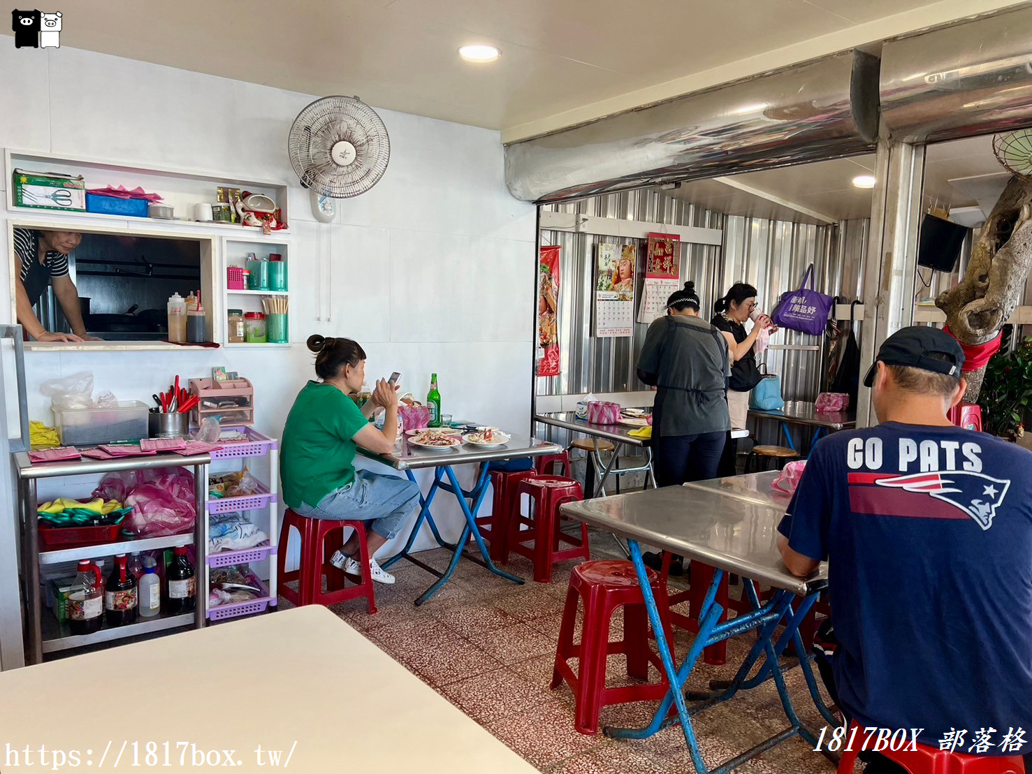 【新北。萬里】大樹下活海鮮 ( 龜吼漁港 )。樹下的鐵皮屋海產店