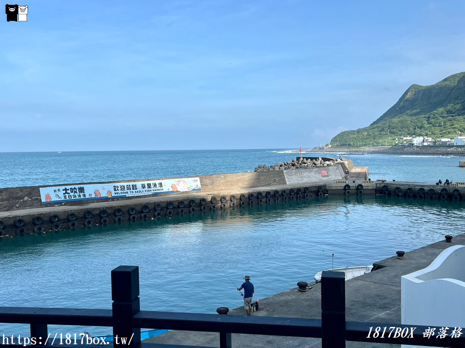 【新北。石門】金點草里驛棧。北海岸希臘風情咖啡館。在漁港第一排吃小卷米粉配海景