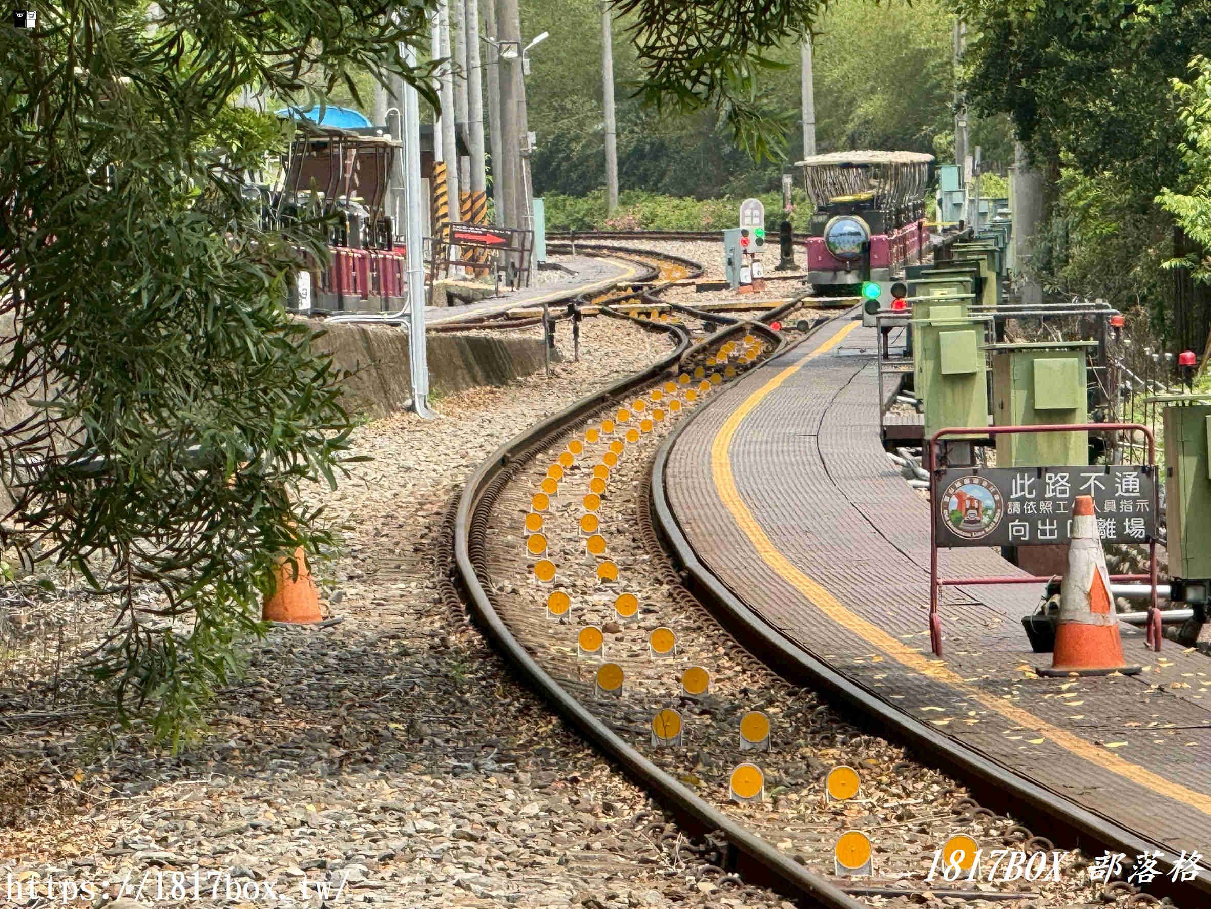 【苗栗。三義】舊山線鐵道自行車收費停車場。火車車廂裝置藝術。沒事不要喝下午茶飲料。網美景點