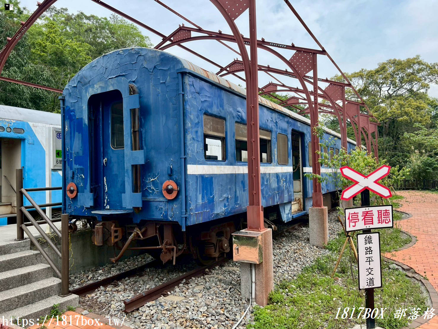 【苗栗。三義】舊山線鐵道自行車收費停車場。火車車廂裝置藝術。沒事不要喝下午茶飲料。網美景點