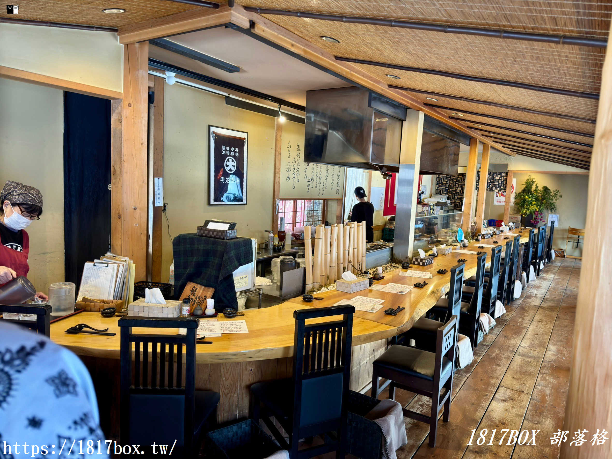 【北海道美食】湯咖哩奥芝商店－奧芝奶奶店。臉盆大小的肉山湯咖哩。來自奶奶們的溫馨氛圍