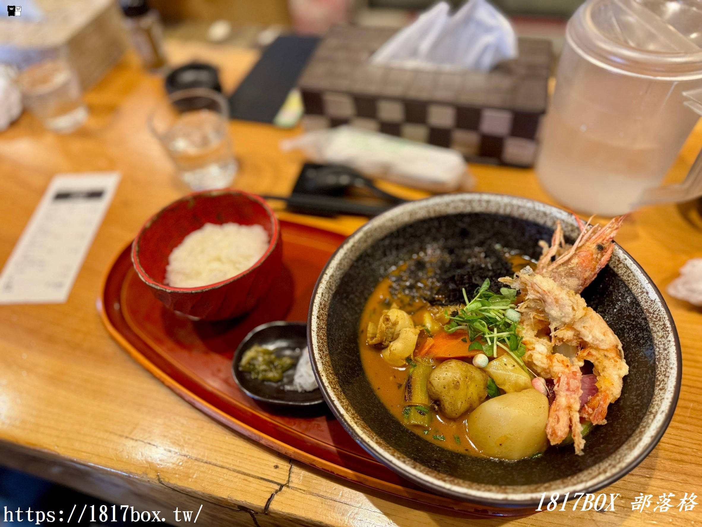【北海道美食】湯咖哩奥芝商店－奧芝奶奶店。臉盆大小的肉山湯咖哩。來自奶奶們的溫馨氛圍