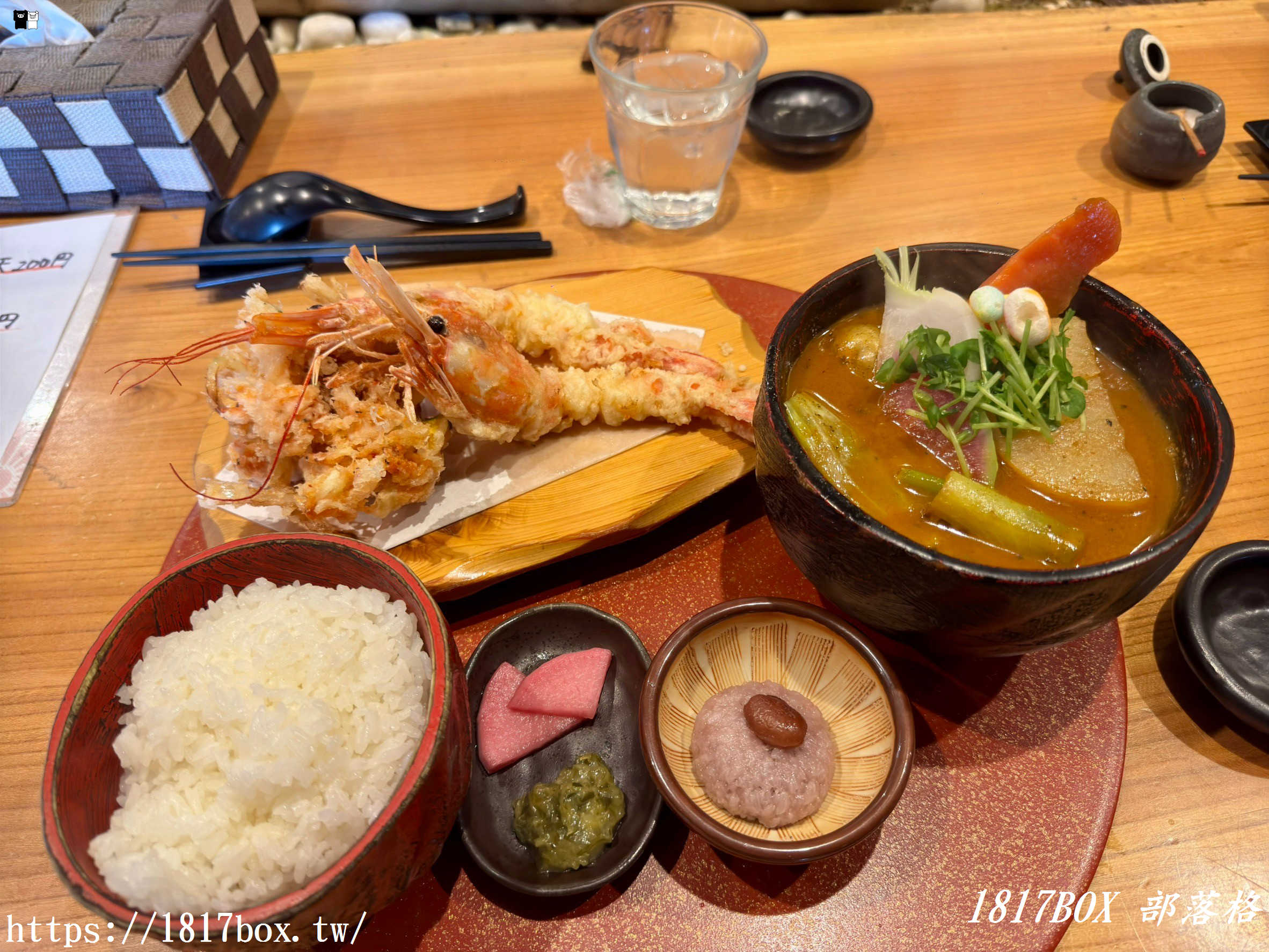 【北海道美食】湯咖哩奥芝商店－奧芝奶奶店。臉盆大小的肉山湯咖哩。來自奶奶們的溫馨氛圍