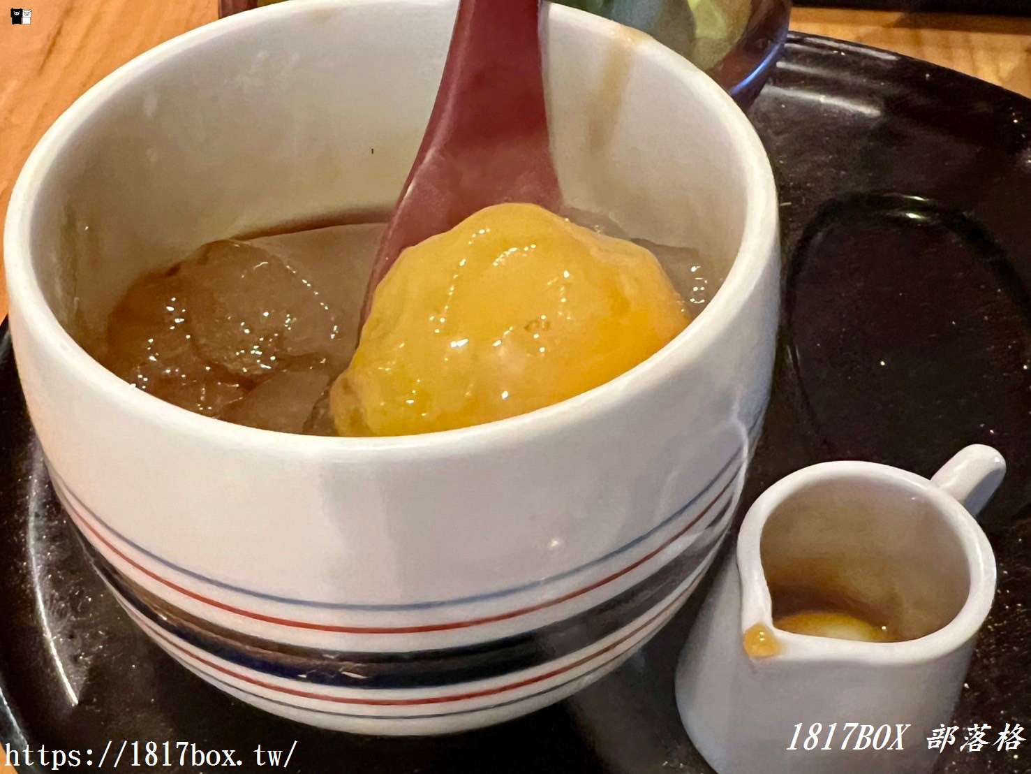 【北海道美食】湯咖哩奥芝商店－奧芝奶奶店。臉盆大小的肉山湯咖哩。來自奶奶們的溫馨氛圍