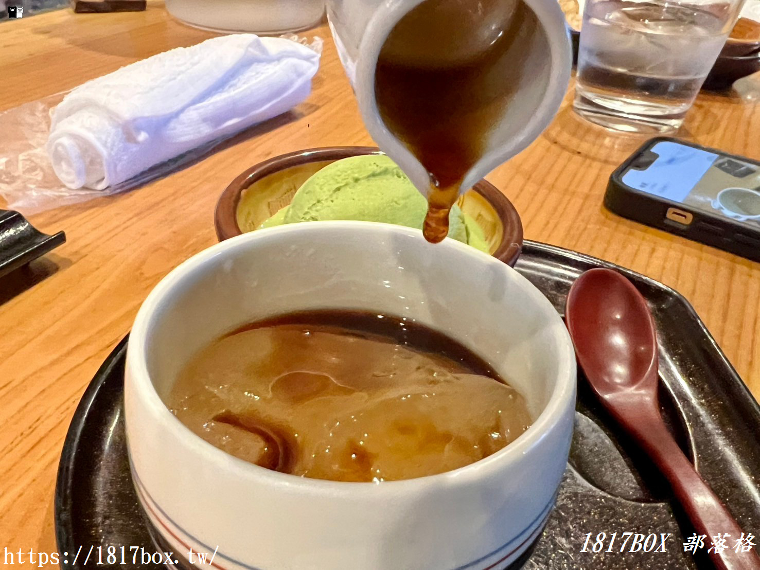 【北海道美食】湯咖哩奥芝商店－奧芝奶奶店。臉盆大小的肉山湯咖哩。來自奶奶們的溫馨氛圍