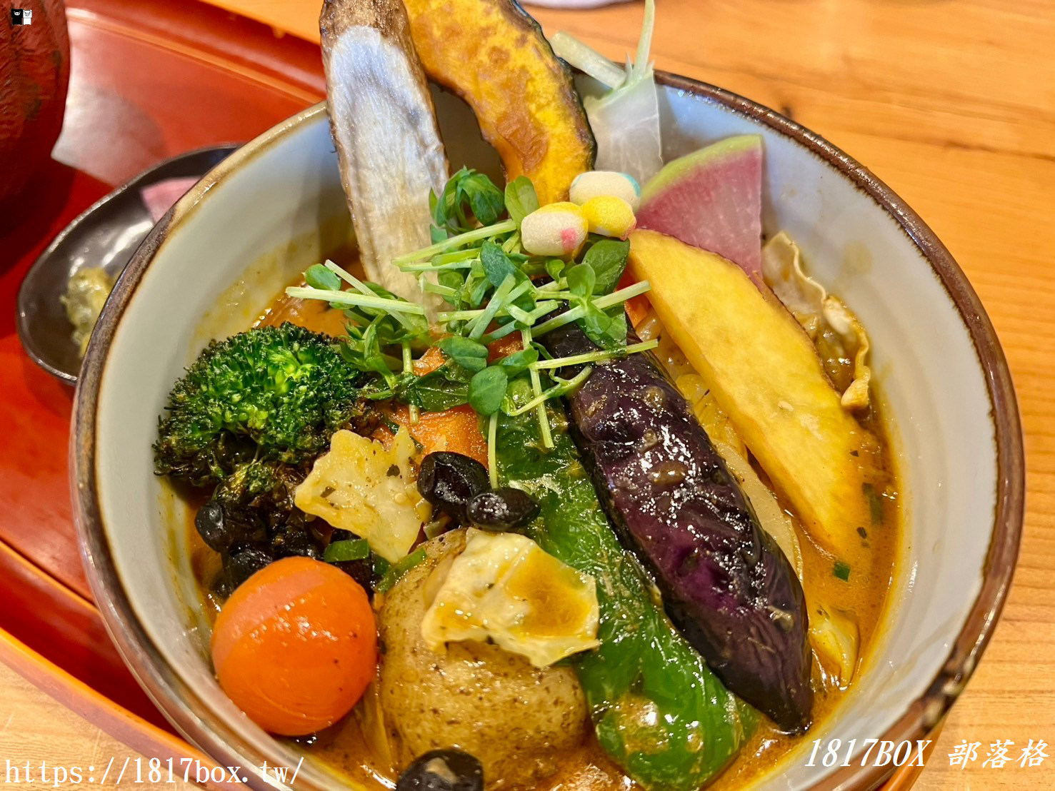 【北海道美食】湯咖哩奥芝商店－奧芝奶奶店。臉盆大小的肉山湯咖哩。來自奶奶們的溫馨氛圍