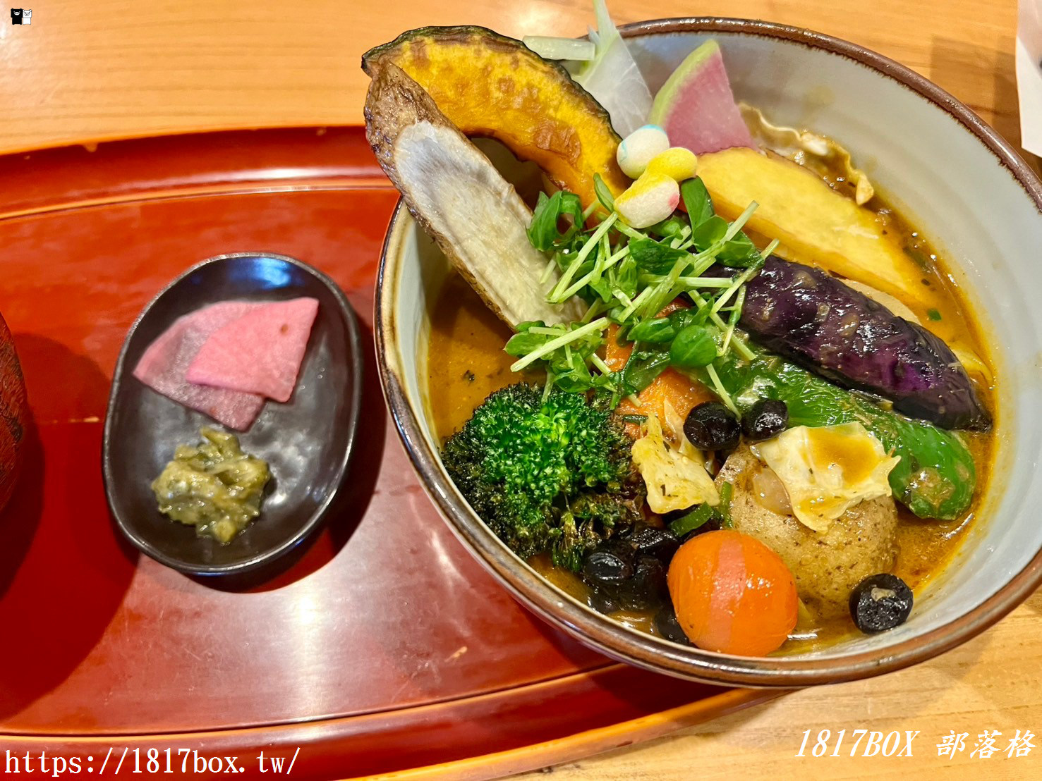 【北海道美食】湯咖哩奥芝商店－奧芝奶奶店。臉盆大小的肉山湯咖哩。來自奶奶們的溫馨氛圍