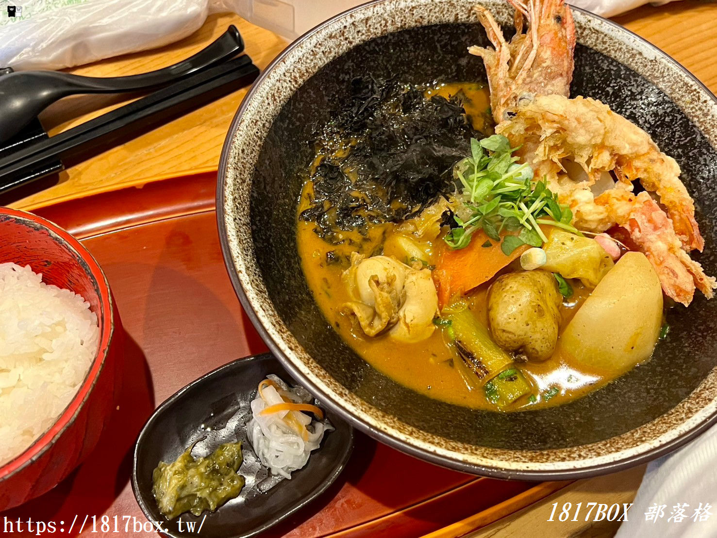 【北海道美食】湯咖哩奥芝商店－奧芝奶奶店。臉盆大小的肉山湯咖哩。來自奶奶們的溫馨氛圍