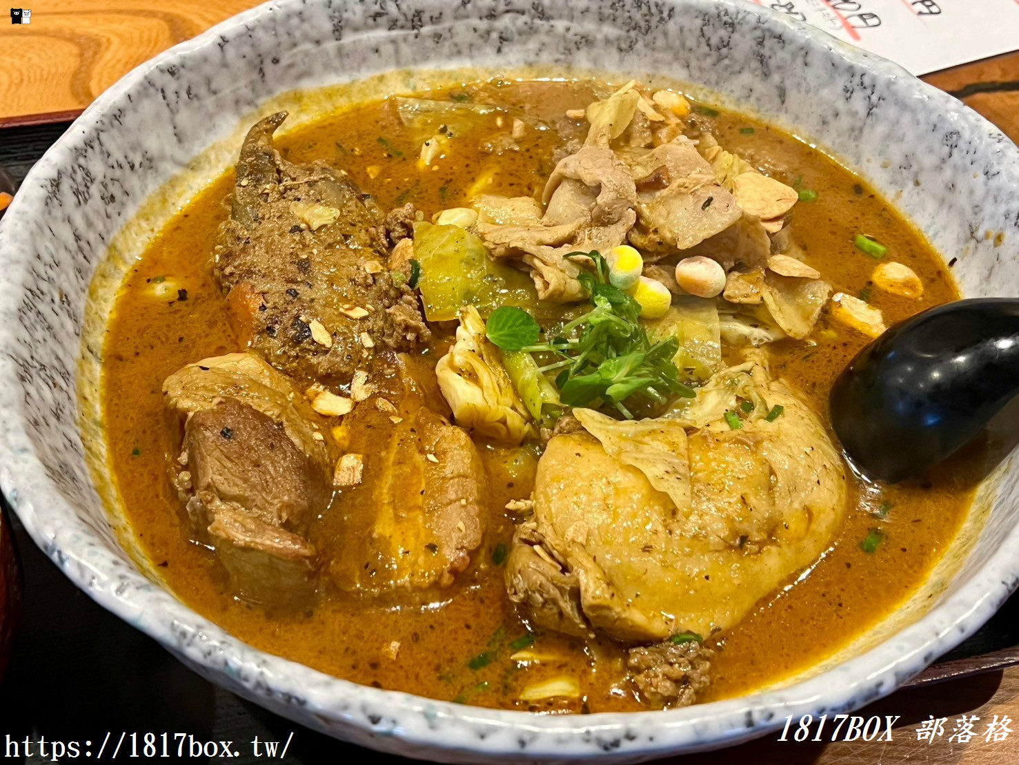 【北海道美食】湯咖哩奥芝商店－奧芝奶奶店。臉盆大小的肉山湯咖哩。來自奶奶們的溫馨氛圍