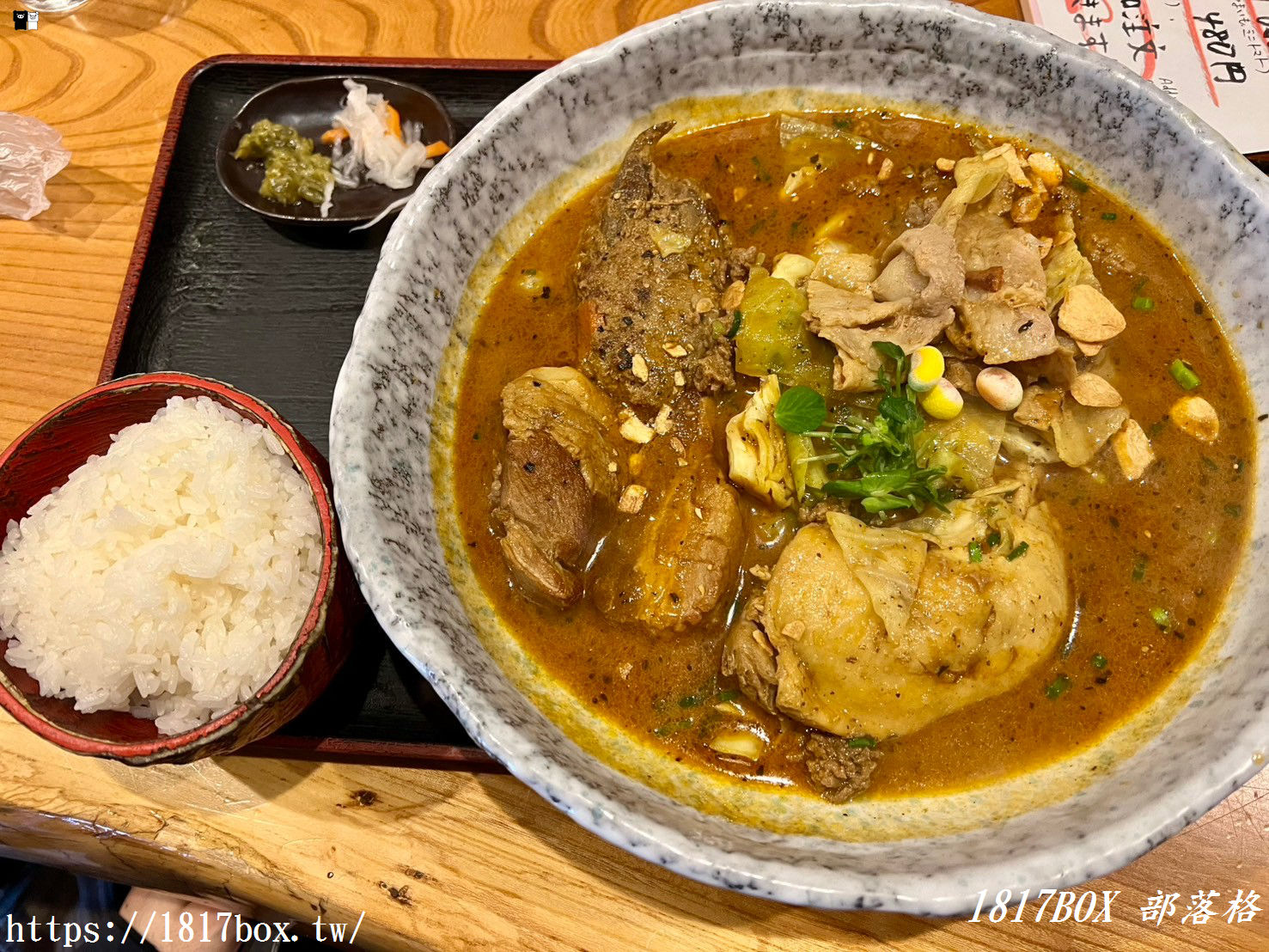 【北海道美食】湯咖哩奥芝商店－奧芝奶奶店。臉盆大小的肉山湯咖哩。來自奶奶們的溫馨氛圍