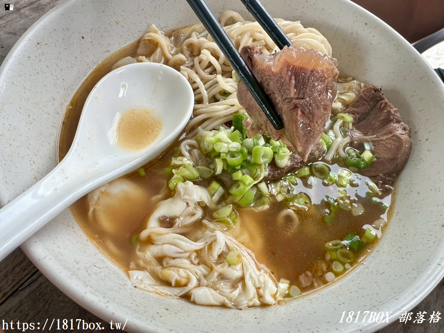 【南投市】Howard Caf’e霍華咖啡。南投139縣道咖啡。竟然有賣牛肉麵！