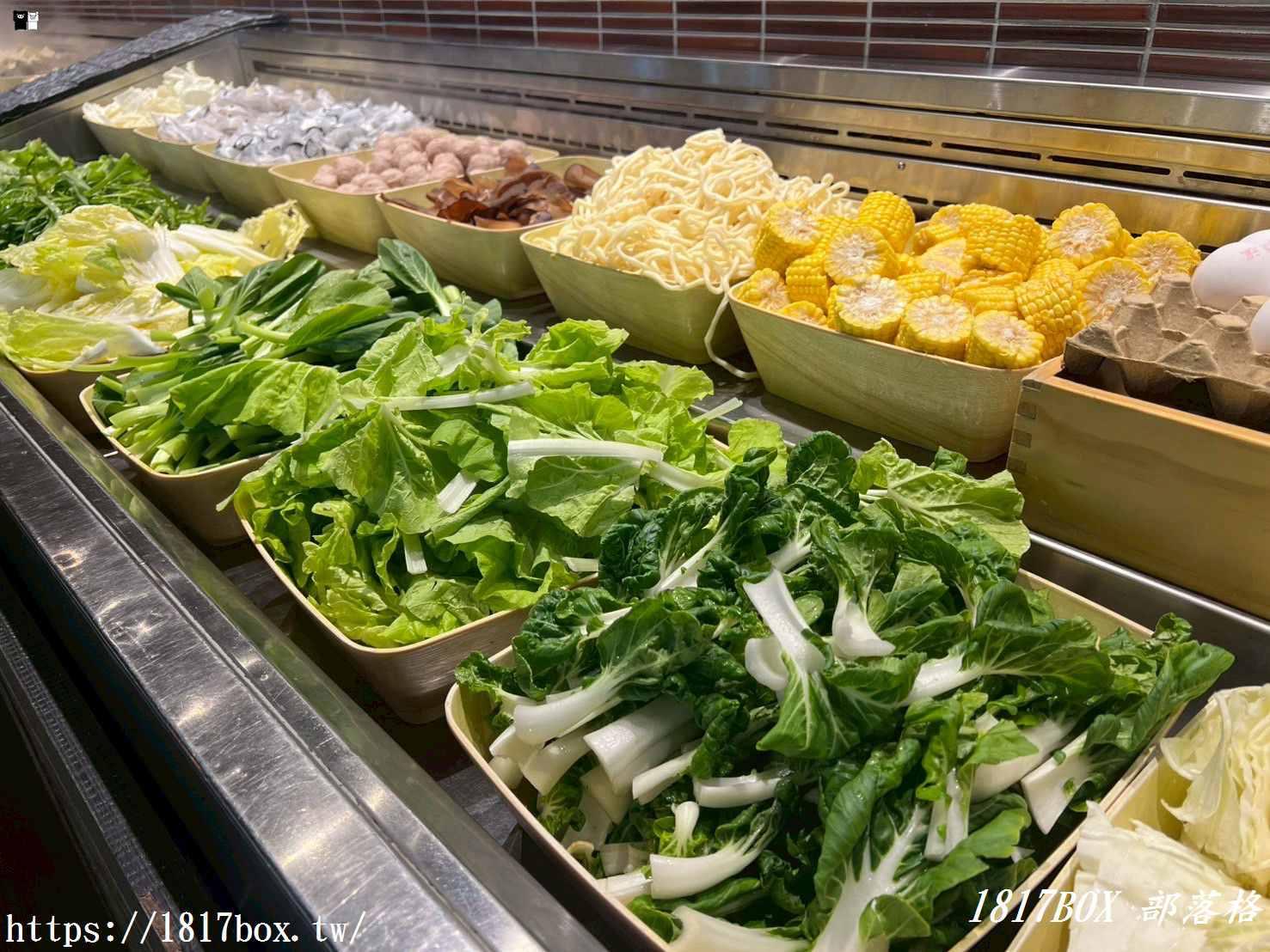 【台中。梧棲】但馬屋しゃぶしゃぶ Mitsui Outlet Park 台中港店。新鮮蔬菜自助吧。無限暢飲吃到飽