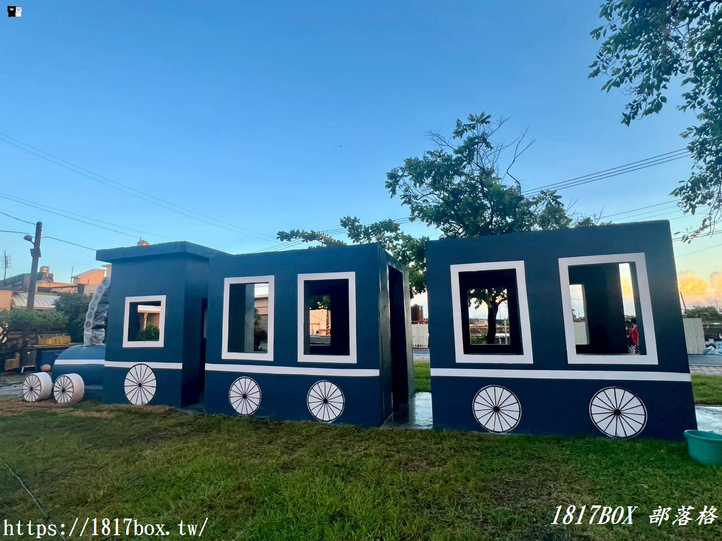 【屏東。枋寮】枋寮新龍公園。藍皮火車裝置。海底世界彩繪
