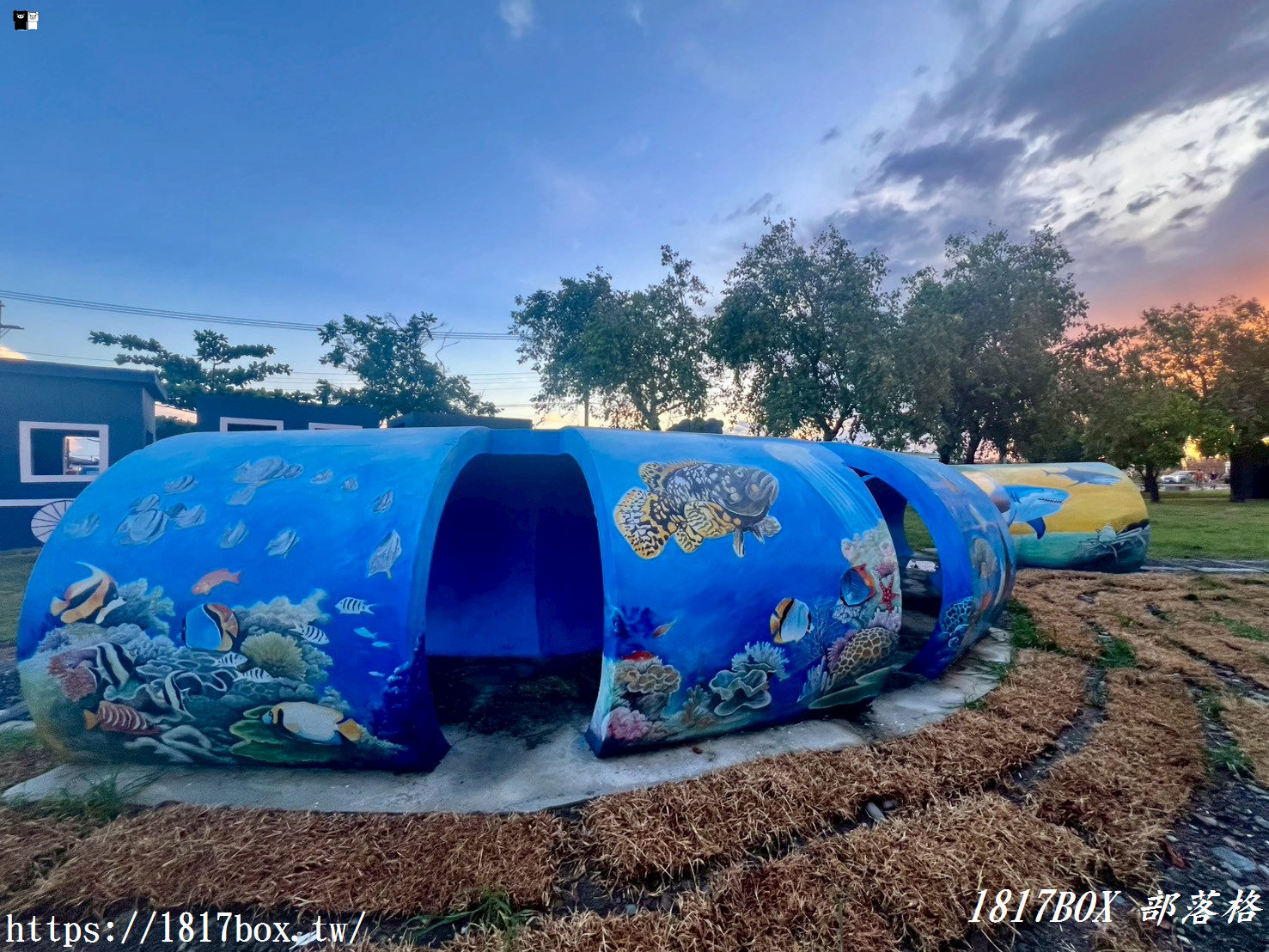 【屏東。枋寮】枋寮新龍公園。藍皮火車裝置。海底世界彩繪