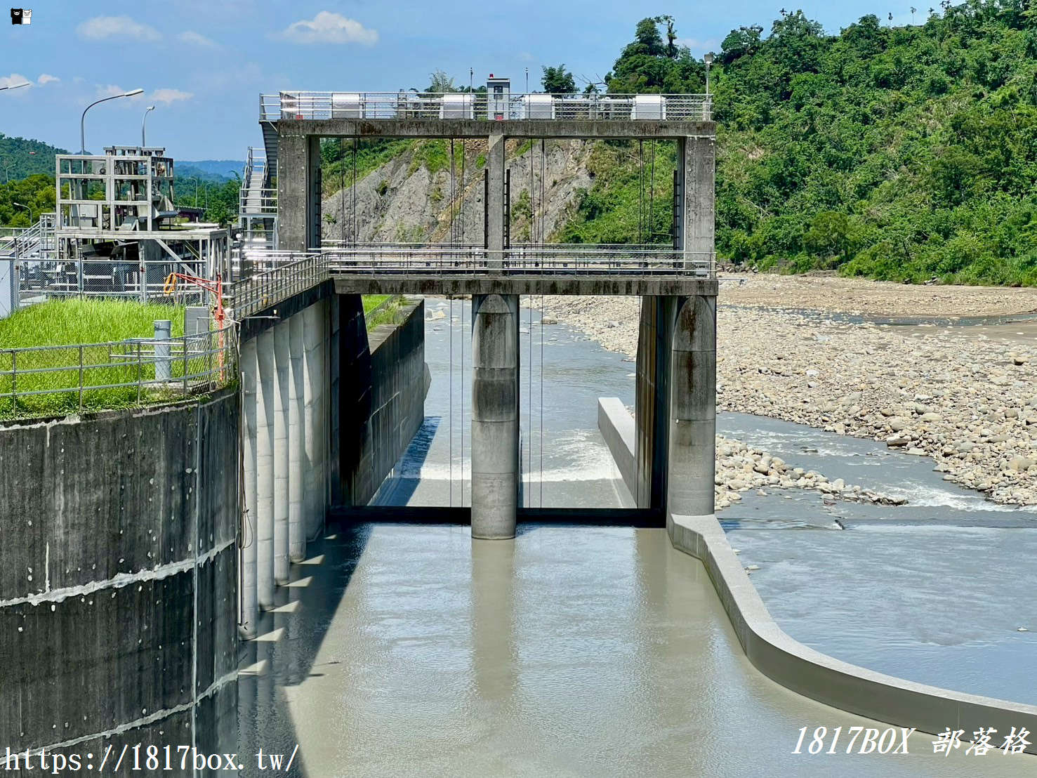 【南投。竹山】桶頭攔河堰。桶頭吊橋。設有步道和涼亭。欣賞清水溪景觀 【南投。竹山】桶頭攔河堰。桶頭吊橋。設有步道和涼亭。欣賞清水溪景觀