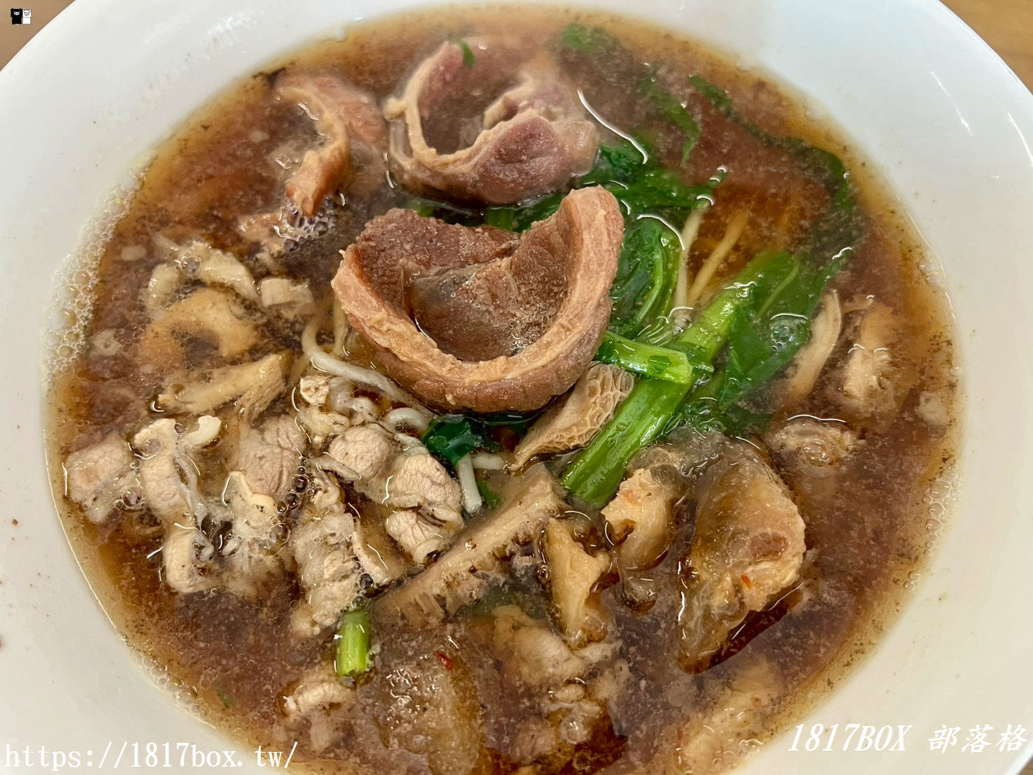 【彰化。和美】御鼎牛肉麵-和美店。網友推薦必點正宗牛肉麵。一碗可吃到多種配料