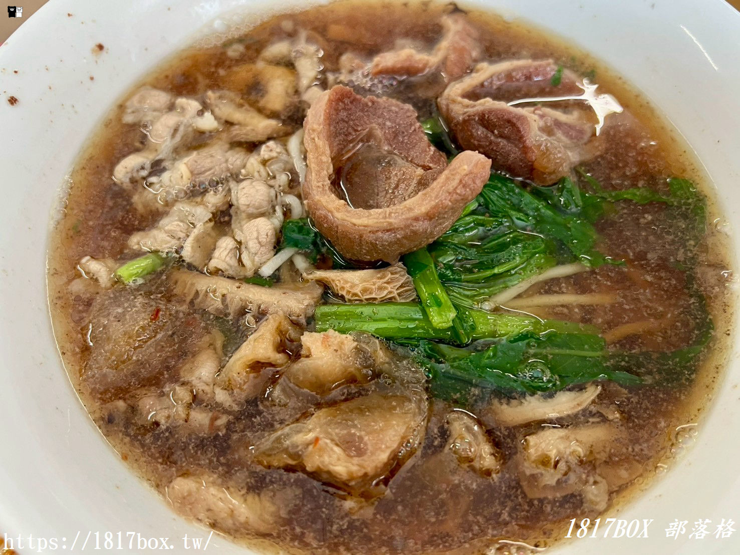 【彰化。和美】御鼎牛肉麵-和美店。網友推薦必點正宗牛肉麵。一碗可吃到多種配料