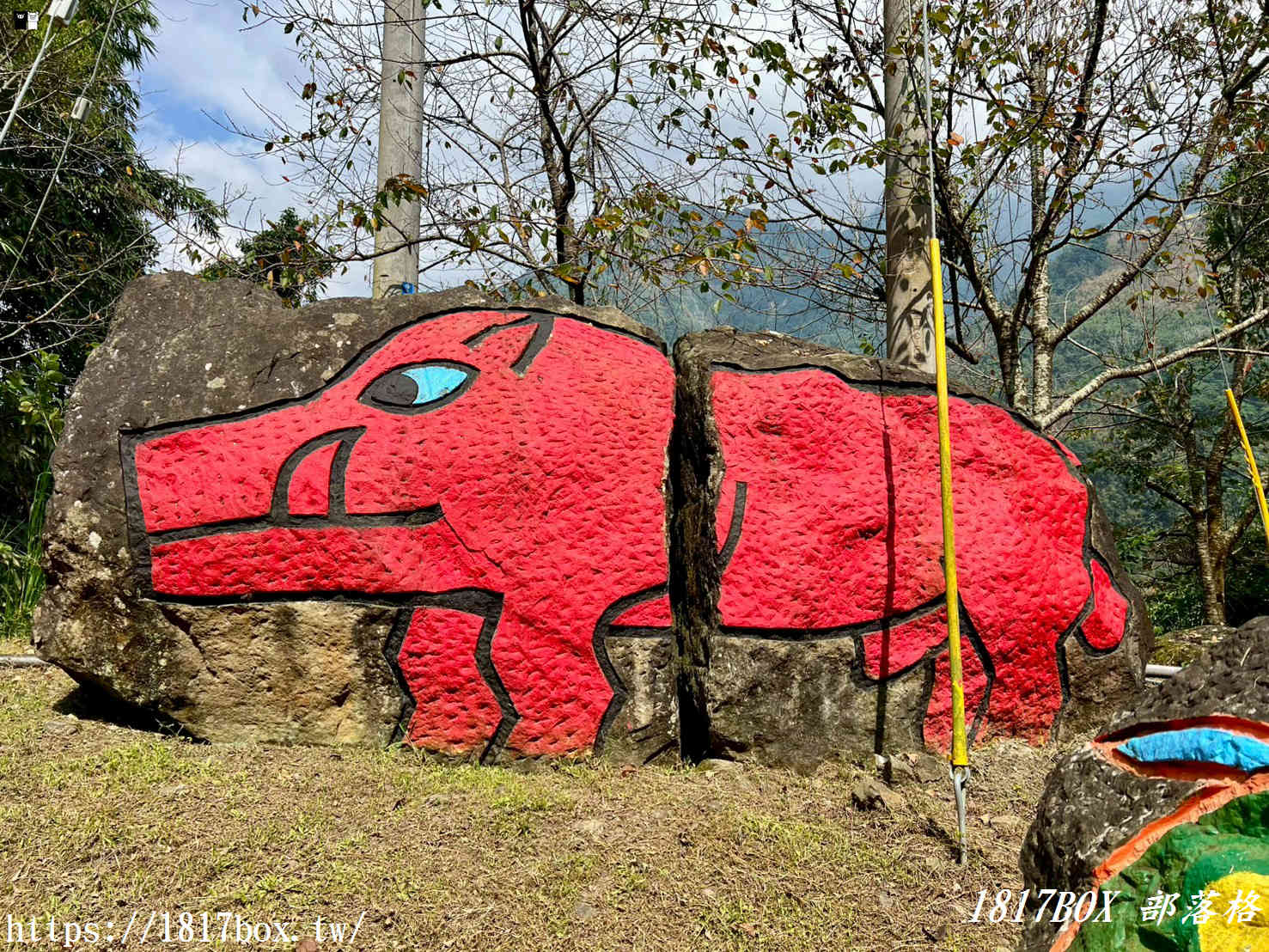 【嘉義。阿里山】山豬巨石彩繪。被群山環繞在廣闊山谷中的部落