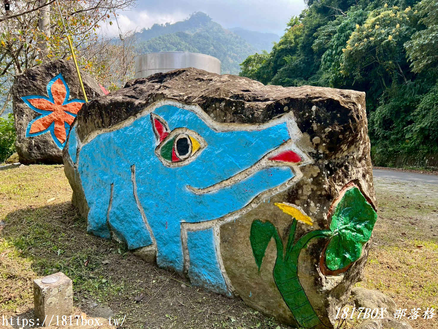 【嘉義。阿里山】山豬巨石彩繪。被群山環繞在廣闊山谷中的部落