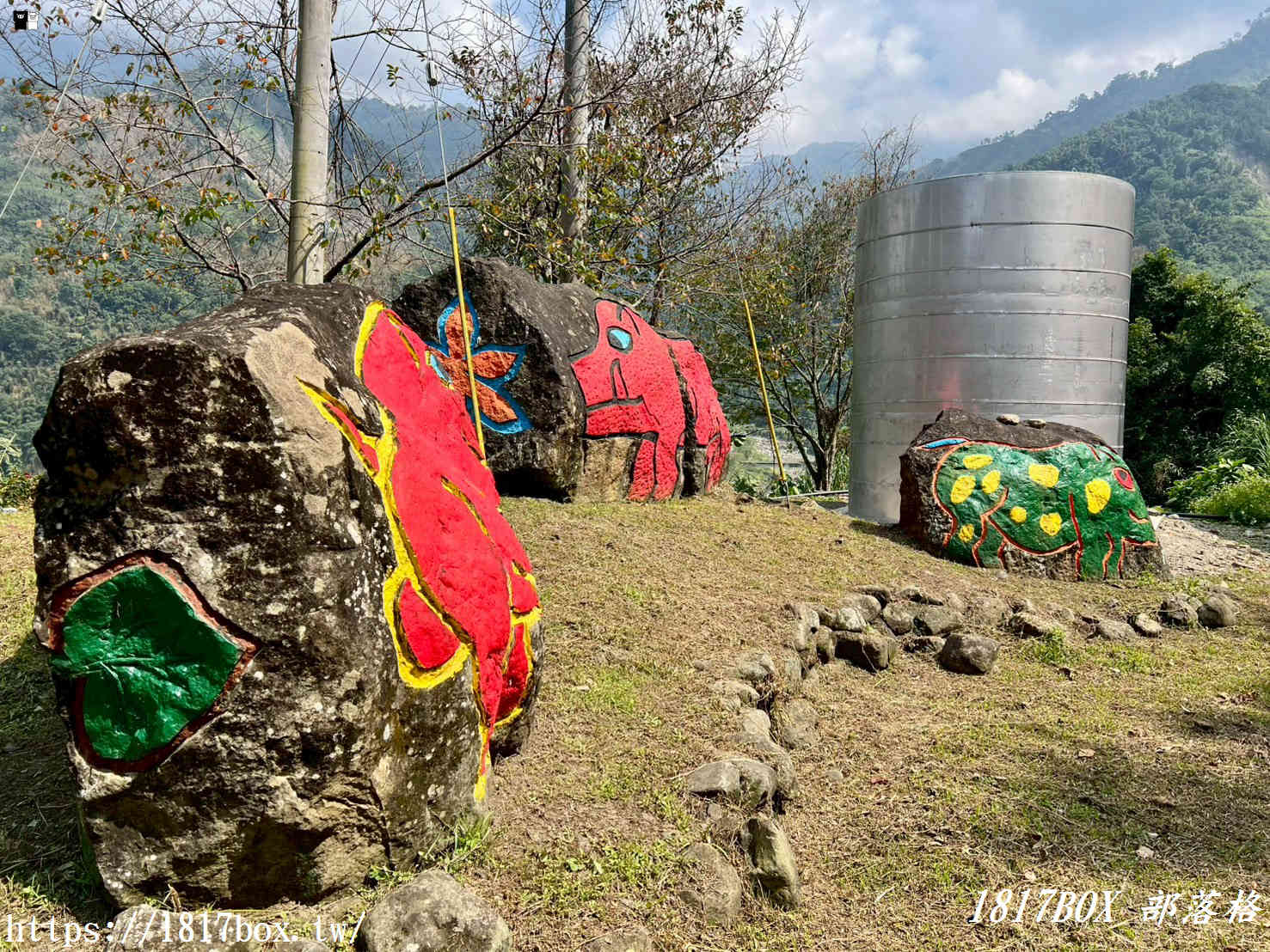 【嘉義。阿里山】山豬巨石彩繪。被群山環繞在廣闊山谷中的部落
