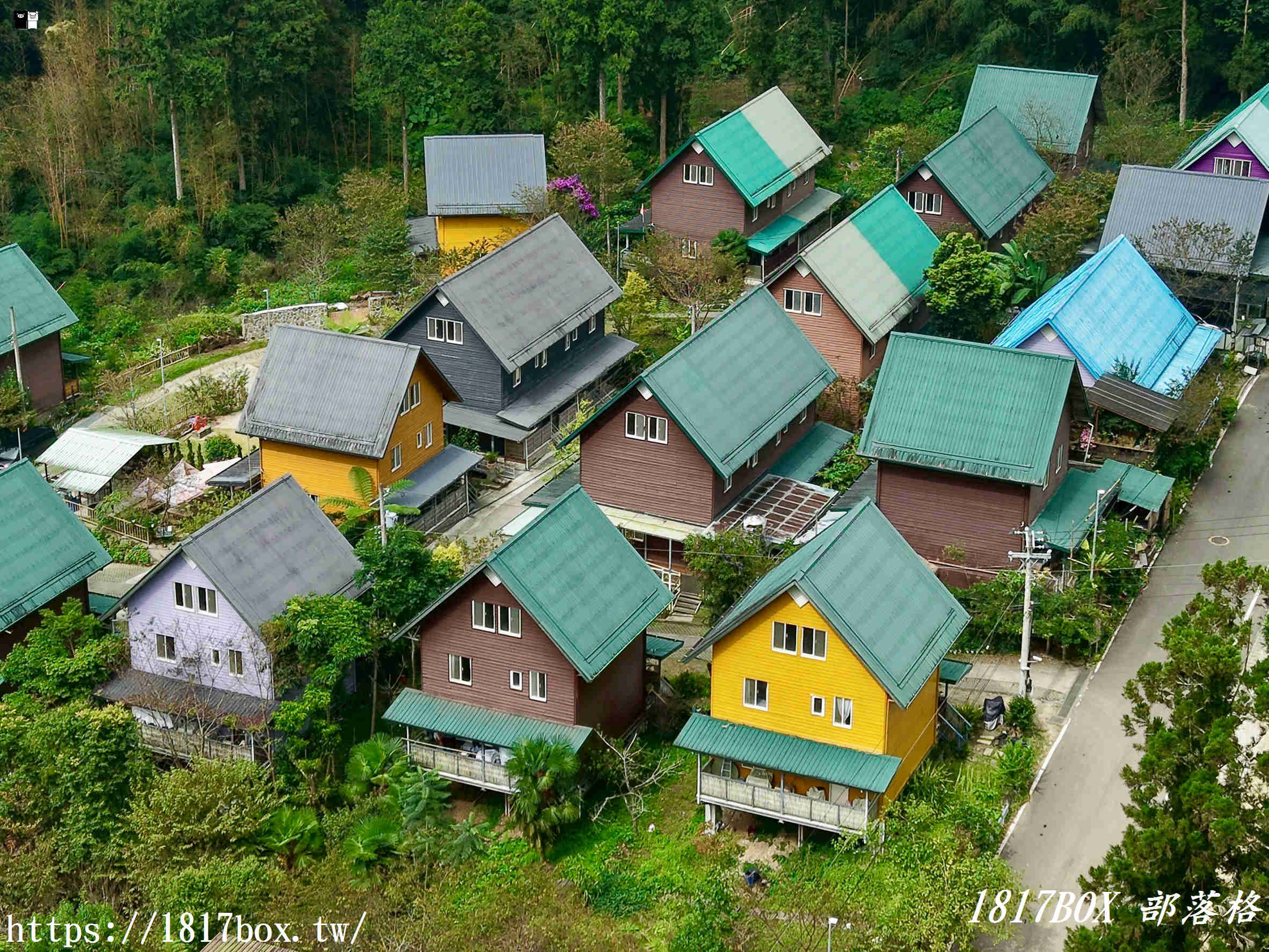 【嘉義。阿里山】得恩亞納部落-台版合掌村。色彩斑斕的高腳屋 【嘉義。阿里山】得恩亞納部落-台版合掌村。色彩斑斕的高腳屋