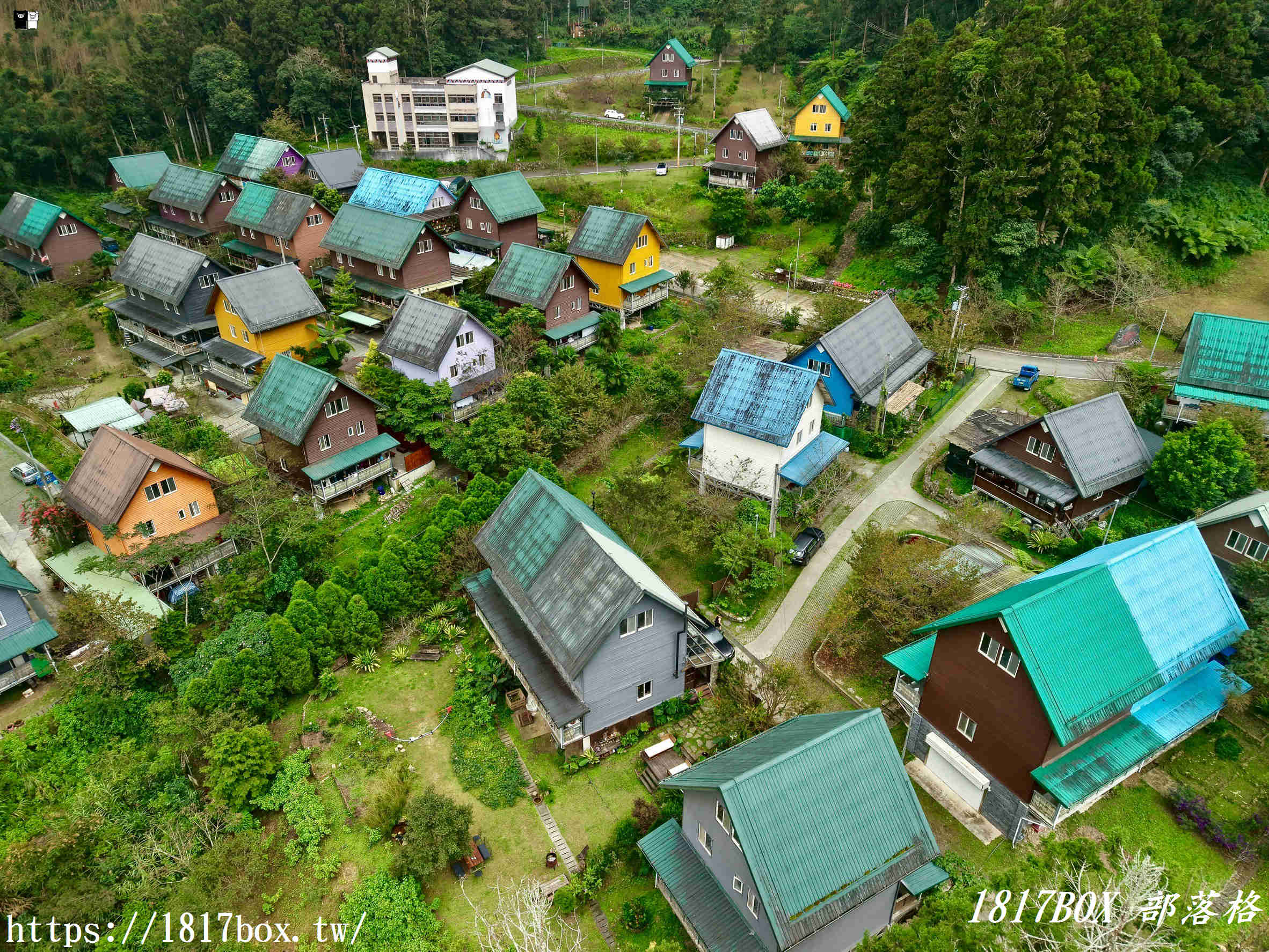 【嘉義。阿里山】得恩亞納部落-台版合掌村。色彩斑斕的高腳屋