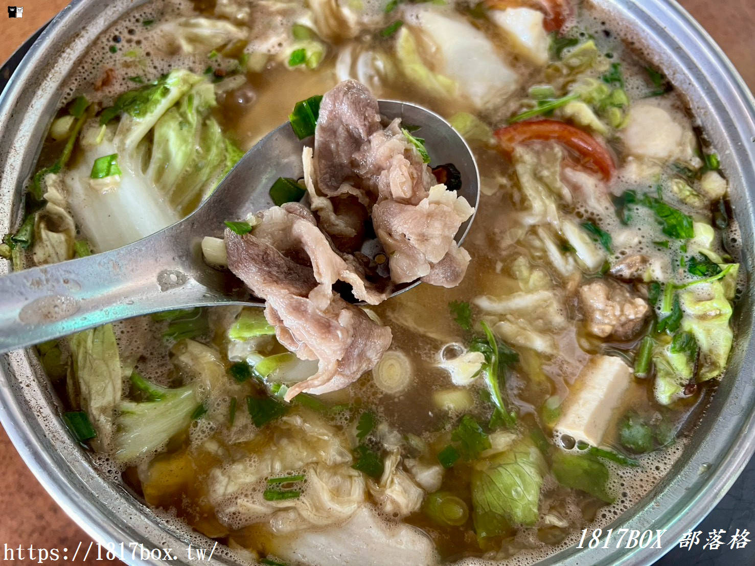 【台中。沙鹿】羊博士鍋物料理有限公司。鍋底有加香菜。鄰近清泉崗機場