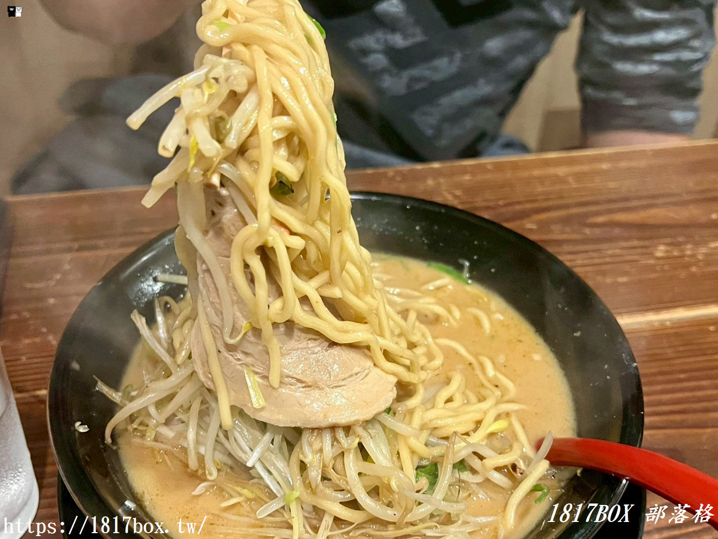 【愛媛松山美食】味噌とんこつらーめん まる：濃郁系「大蔥味噌拉麵」排隊名店，熱情女主廚的一人拉麵秀！