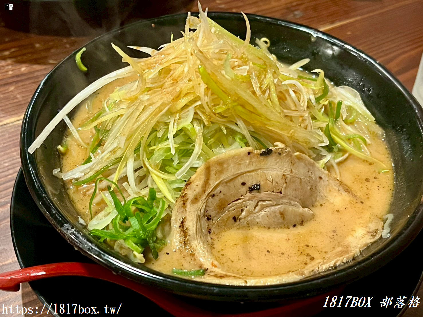 【愛媛松山美食】味噌とんこつらーめん まる：濃郁系「大蔥味噌拉麵」排隊名店，熱情女主廚的一人拉麵秀！