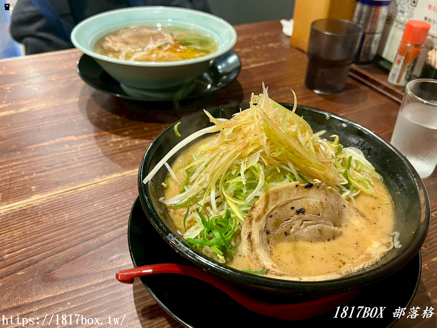 【愛媛松山美食】味噌とんこつらーめん まる：濃郁系「大蔥味噌拉麵」排隊名店，熱情女主廚的一人拉麵秀！
