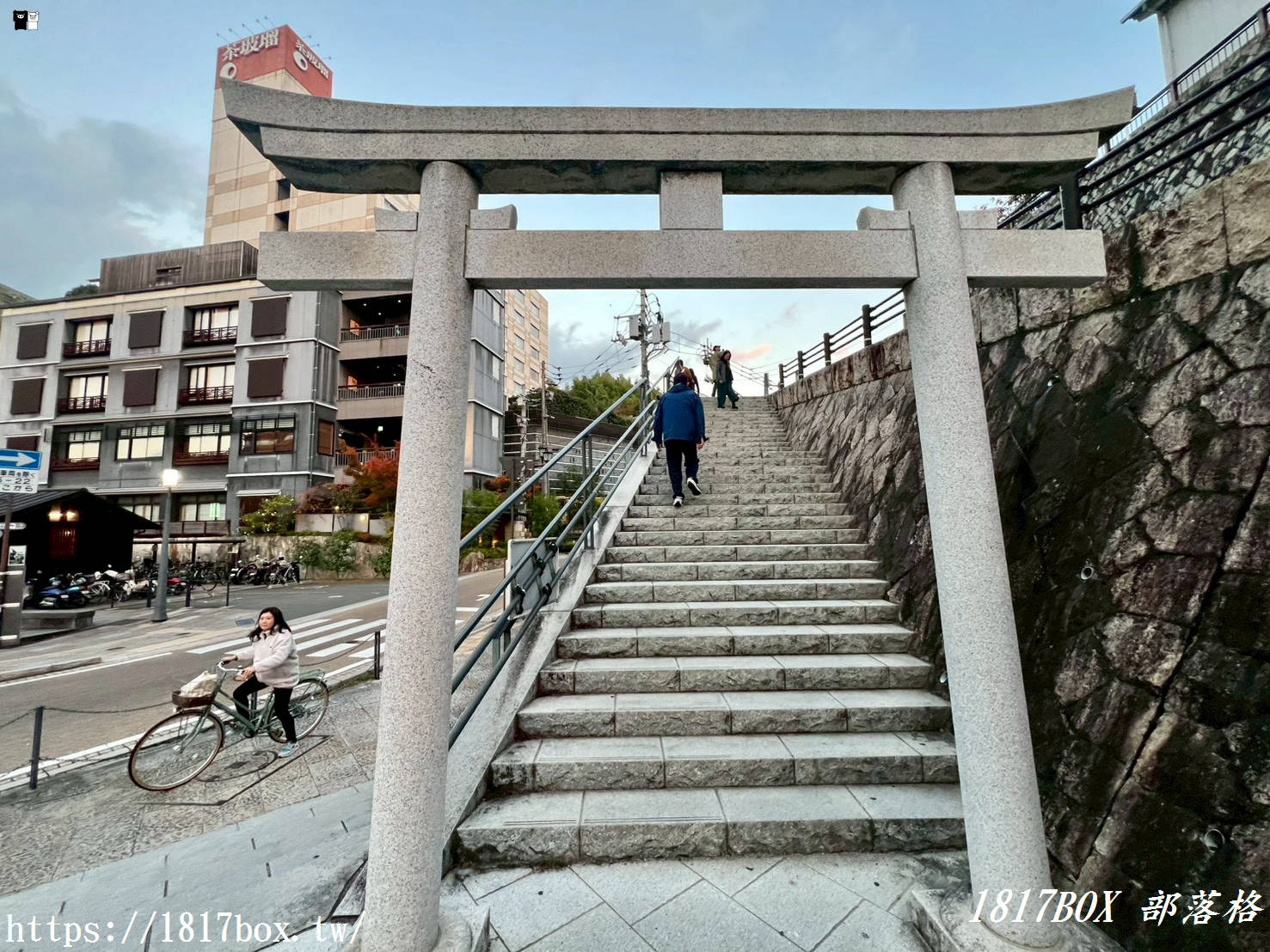 《道後溫泉 空之散步道足湯》：泡湯、賞景、拍美照，一次滿足！