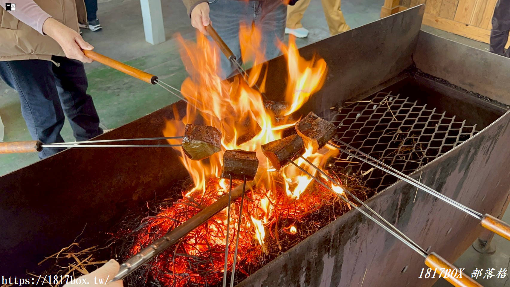 【高知必吃】かつお船（鰹魚船）超狂「稻草燒鰹魚」DIY 體驗！土佐鰹魚道場現烤現吃，連不吃生魚片的人都排隊！
