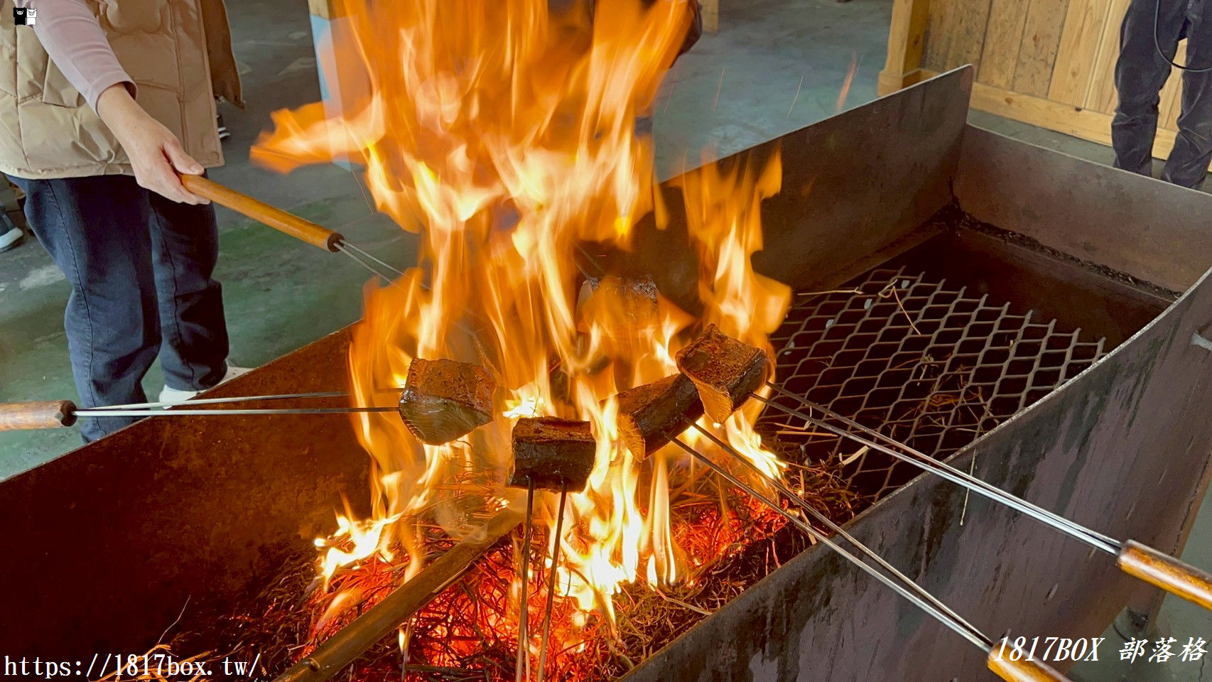 【高知必吃】かつお船（鰹魚船）超狂「稻草燒鰹魚」DIY 體驗！土佐鰹魚道場現烤現吃，連不吃生魚片的人都排隊！