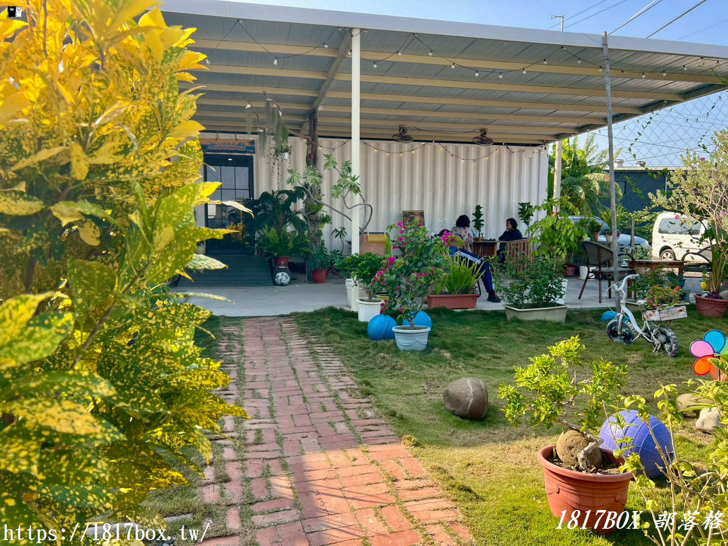 「仙人指路咖啡館」被喻為七股海岸線上最美的網美咖啡