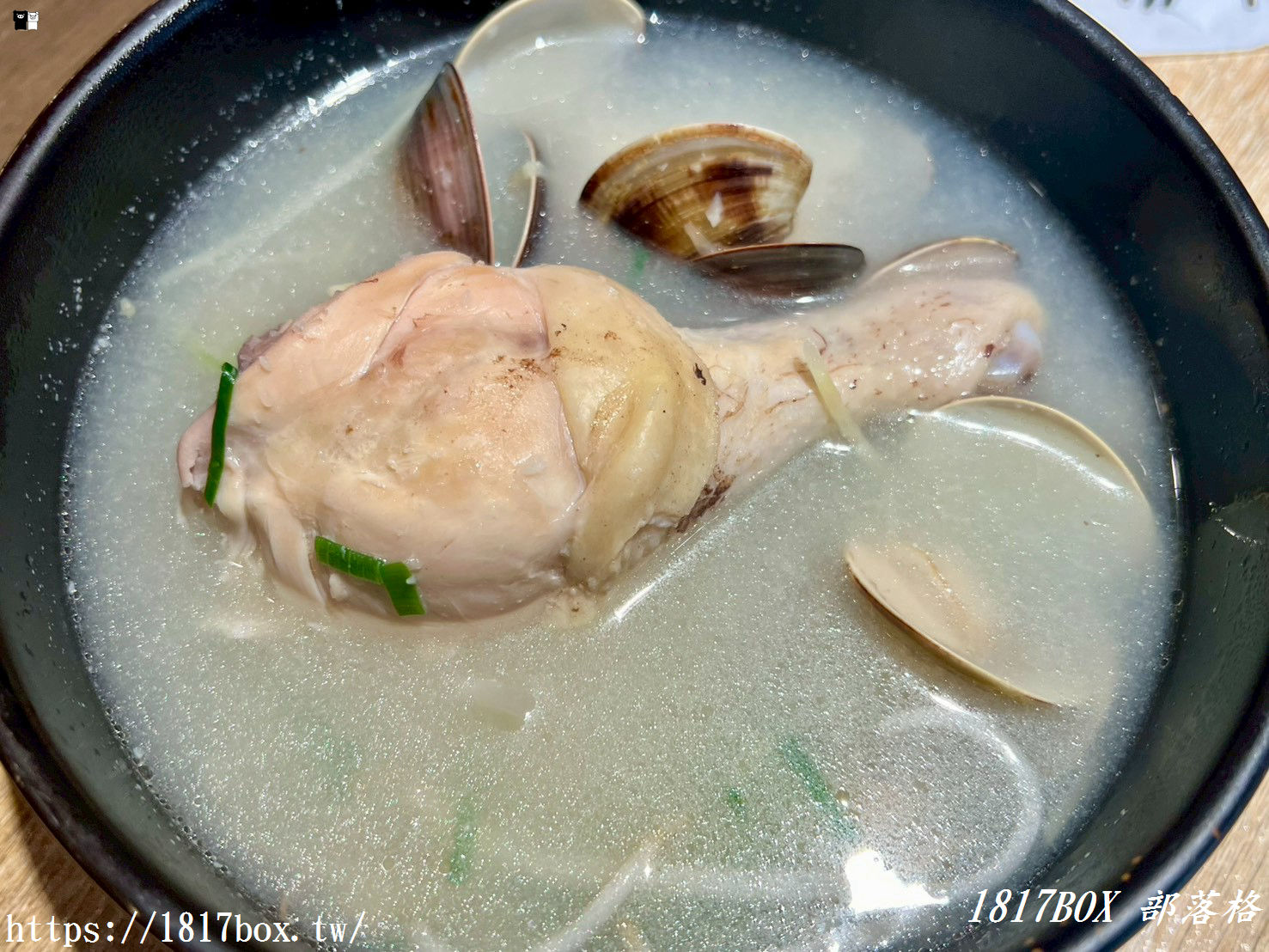 【竹北美食推薦】木木食堂成功店：客家傳統與泰式創新的文青碰撞，必吃蒜頭蛤蜊雞湯麵與打拋豬！