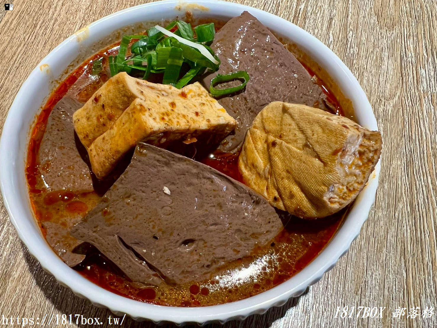 【竹北美食推薦】木木食堂成功店：客家傳統與泰式創新的文青碰撞，必吃蒜頭蛤蜊雞湯麵與打拋豬！