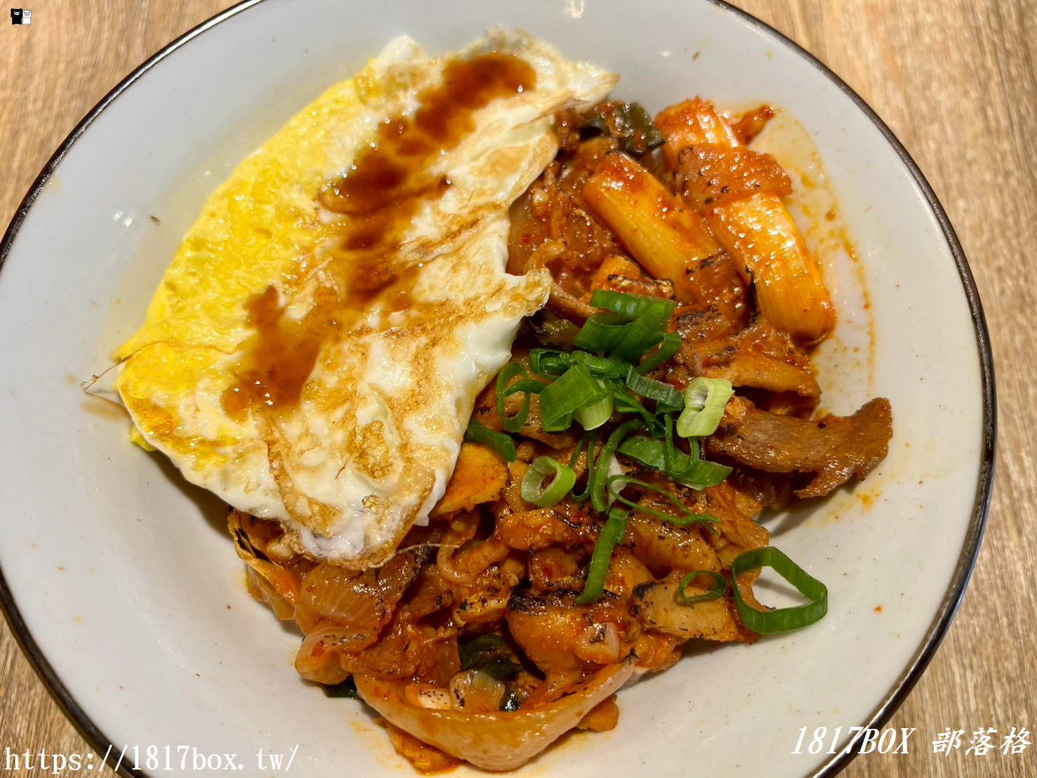 【竹北美食推薦】木木食堂成功店：客家傳統與泰式創新的文青碰撞，必吃蒜頭蛤蜊雞湯麵與打拋豬！