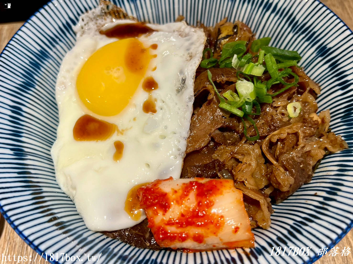 【竹北美食推薦】木木食堂成功店：客家傳統與泰式創新的文青碰撞，必吃蒜頭蛤蜊雞湯麵與打拋豬！