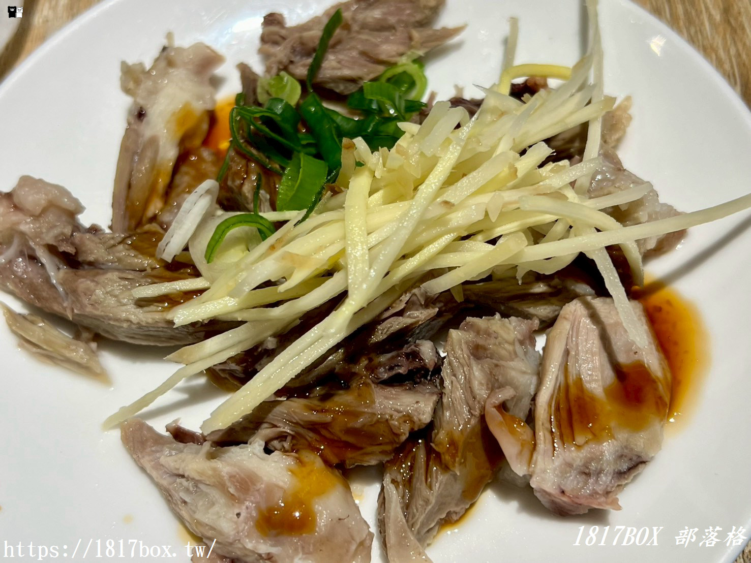 【竹北美食推薦】木木食堂成功店：客家傳統與泰式創新的文青碰撞，必吃蒜頭蛤蜊雞湯麵與打拋豬！